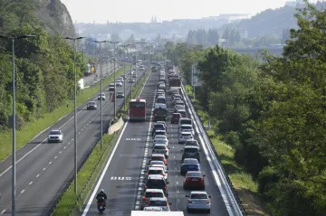 Kvůli opravě Barrandovského mostu ubyl ve Strakonické další pruh. Tvořily se kolony, MHD ale jezdí včas