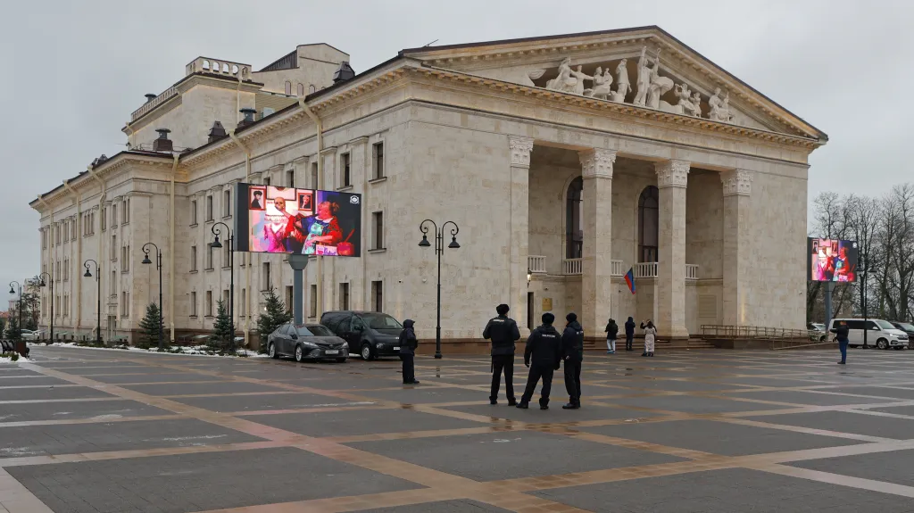 Ruští okupanti postavili na místě jimi vybombardovaného divadla v Mariupolu divadlo nové (prosinec 2025)