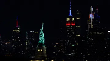 Nasvícené budovy v New Yorku při příležitosti oslav výročí 250 let nezávislosti Spojených států amerických