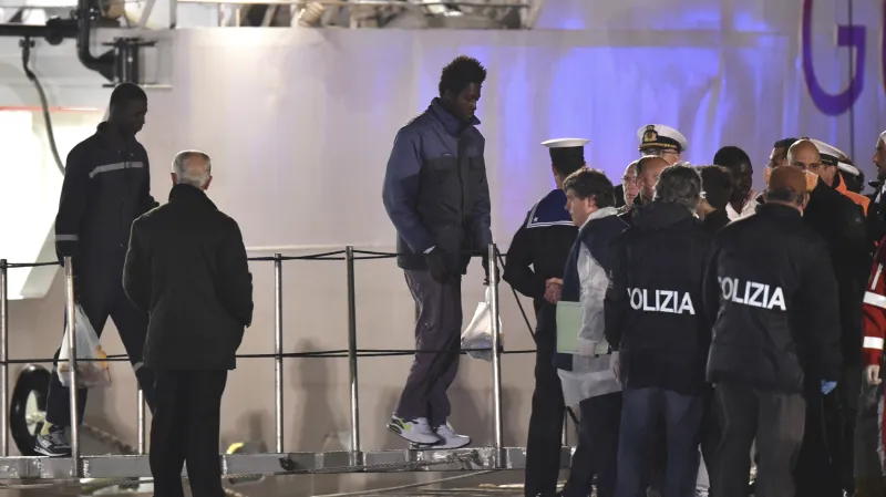 Italská policie přejímá přeživší z havarované lodi