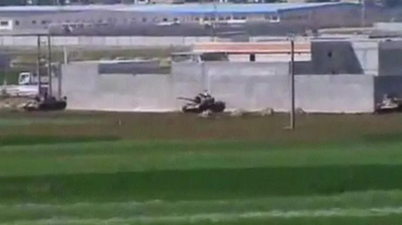 Tanky ze syrských měst zatím nezmizely