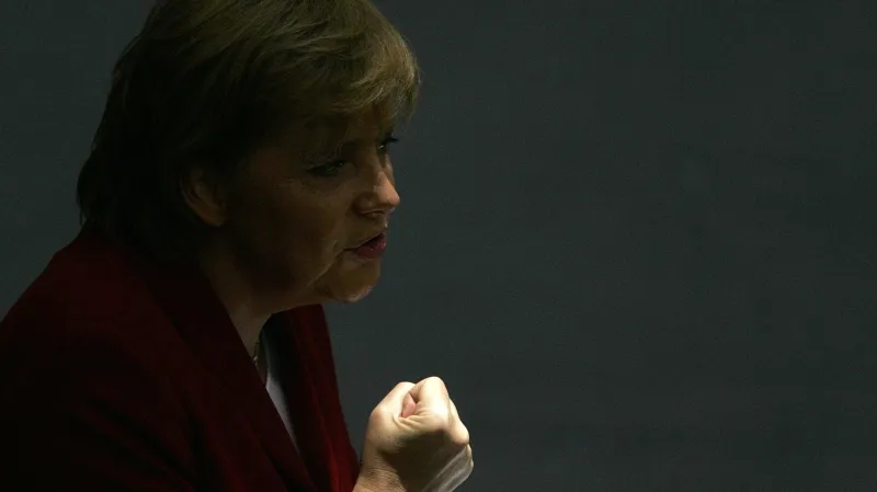 Květen 2005: Lídryně opozice Angela Merkelová nominována za kandidátku CDU/CSU na úřad spolkového kancléře v předčasných volbách v září téhož roku, kdy vystoupila ze stínu opozice na nejvyšší politický post v zemi.