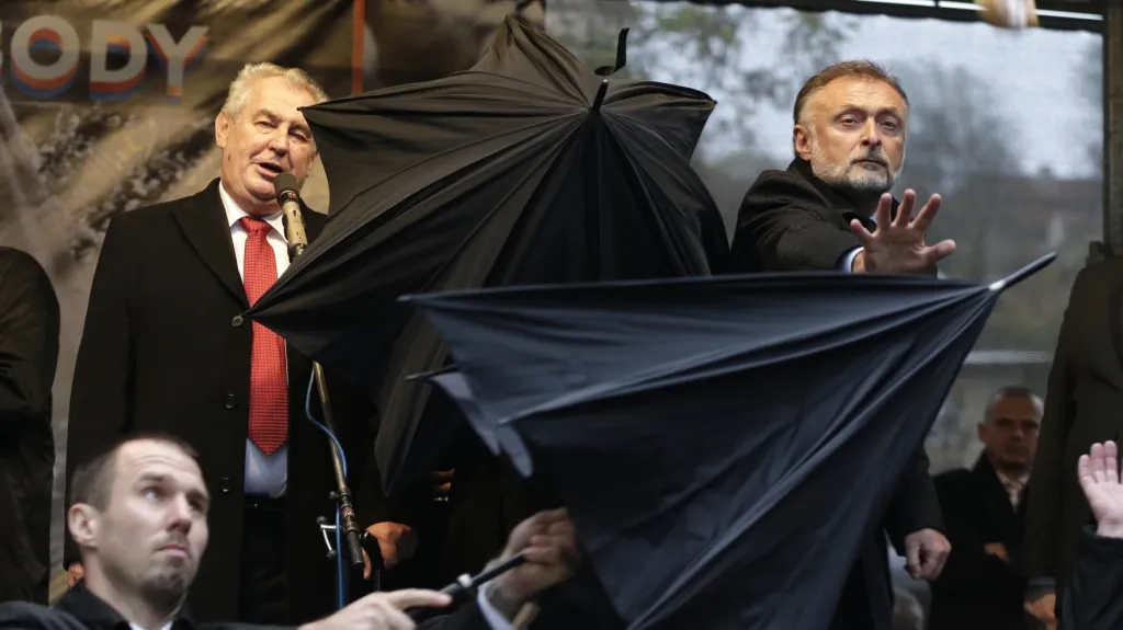 Deštníky bránily prezidenta Zemana před vajíčky a rajčaty