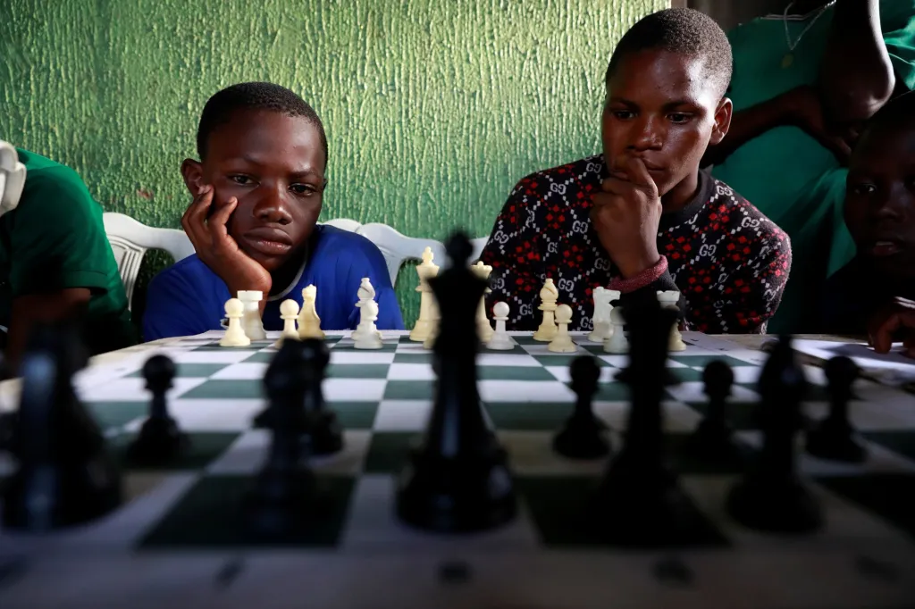 Děti si v královské hře šachy našly únik před vlivem jejich chudinského domova ve slumu Makoko v Nigérii. Hra jim dodává energii a sebevědomí, jak mohou změnit svůj život a získat kvalitní vzdělání