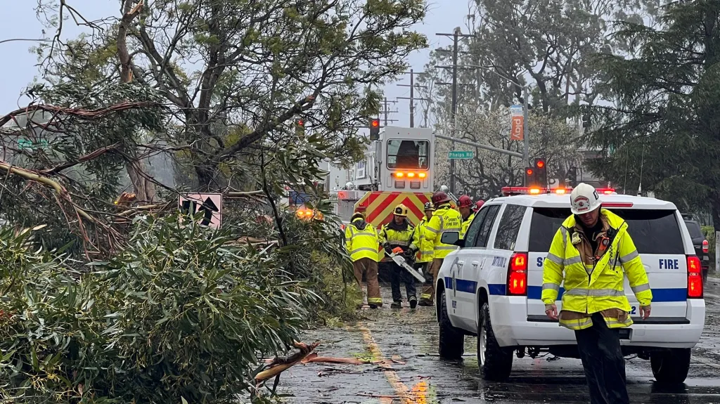 Hasiči odklízejí popadané stromy v Santa Barbaře poté, co Kalifornii zasáhla bouře