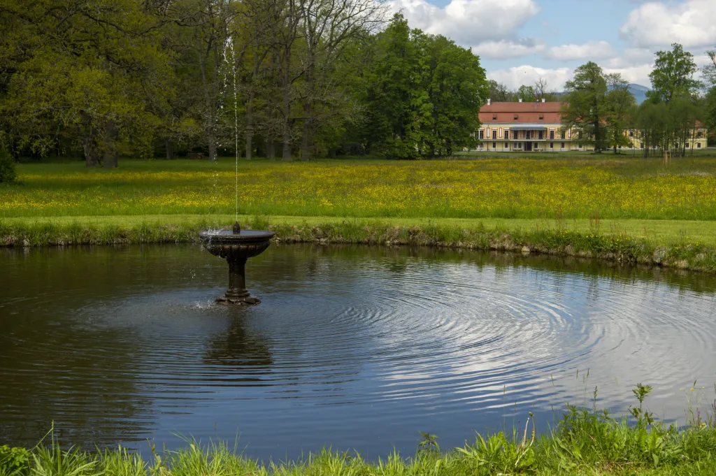 V druhé polovině 18. století se například pánové a dámy věnovali tehdy oblíbené hře maille, takzvanému biliáru na trávníku. Šlechta pěstovala i jezdectví, střelbu a od počátku 20. století také tenis
