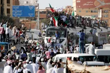 Súdánská vojenská rada odvolala tři muže. Ustupuje ulici, která plánuje milionový pochod