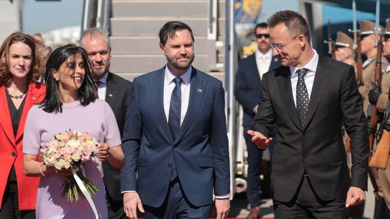 Americký viceprezident JD Vance (uprostřed) se svou ženou Ushou (vlevo) při výstupu z letadla během návštěvy Maďarska. Na ranveji je uvítal tamní ministr zahraničí Péter Szijjártó (vpravo), 7. dubna 2026