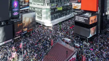 Tisíce protestujících na Times Square v New Yorku (18. 10. 2025)