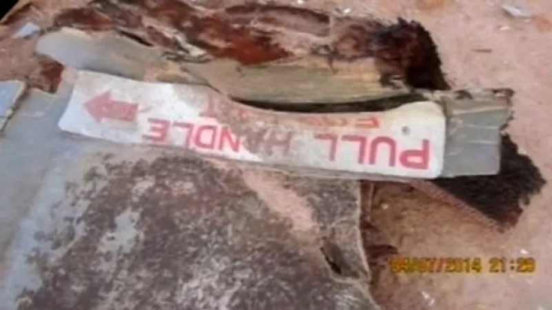 Trosky letadla jsou rozeseté po poušti v Mali