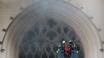 Hasiči bojují s požárem katerdrály ve francouzském městě Nantes