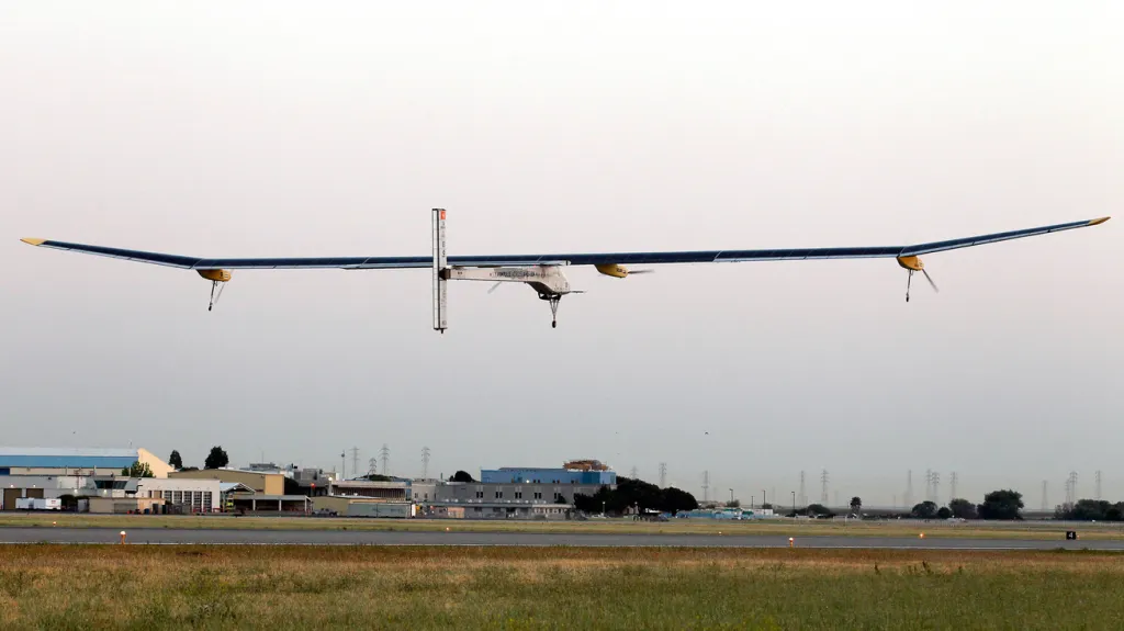 Solar Impulse opouští základnu Moffett