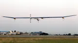 Solar Impulse opouští základnu Moffett