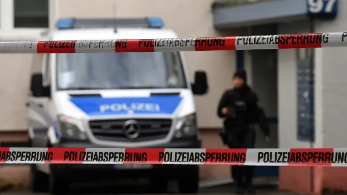 Německá policie na sídlišti v Chemnitzu vyšetřuje přípravu bombového útoku