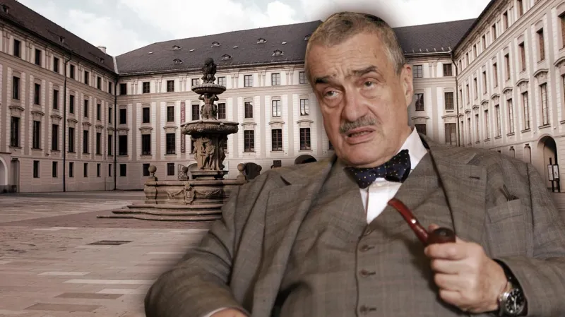 Karel Schwarzenberg na pozadí nádvoří Pražského hradu