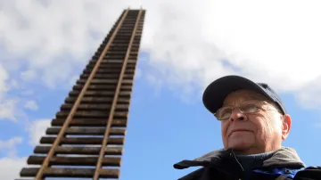 Aleš Veselý a jeho socha Brána nenávratna