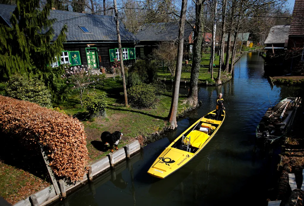 Pošťačka Deutsche Post Andrea Bunarová používá jako jediná zaměstnankyně firmy při své práci ve vesnici Spreewald Lehde v Německu tradiční loď.