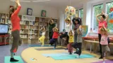 Týna z Jogínků předcvičovala dětem v knihovně