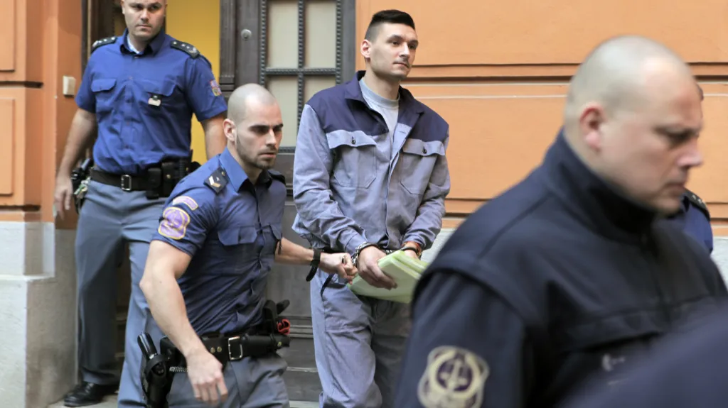 Eskorta přivádí ke Krajskému soudu v Brně obžalovaného Radima Žondru