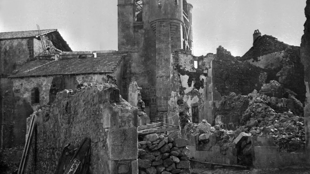 Vypálený kostel v Oradour-sur-Glane