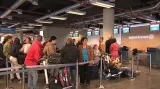Cestující čekající na letišti