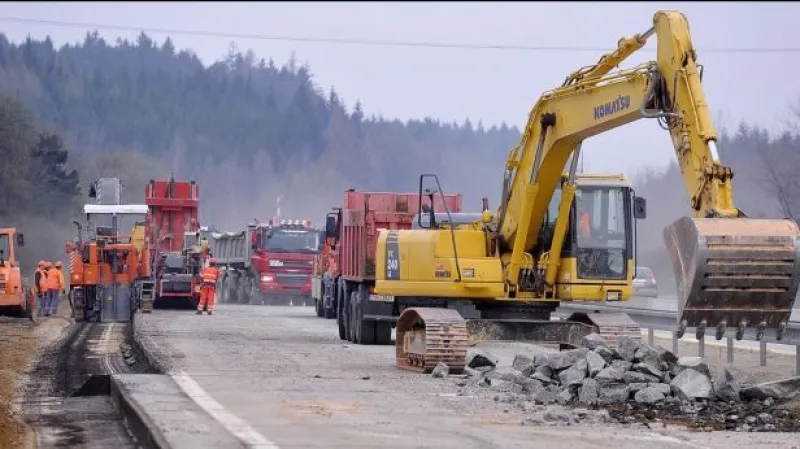 Peníze na dopravu půjdou i za cenu vyššího schodku