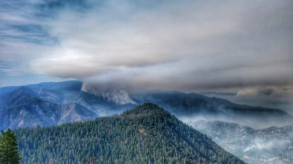 Kouř od požáru v Yosemitském národním parku
