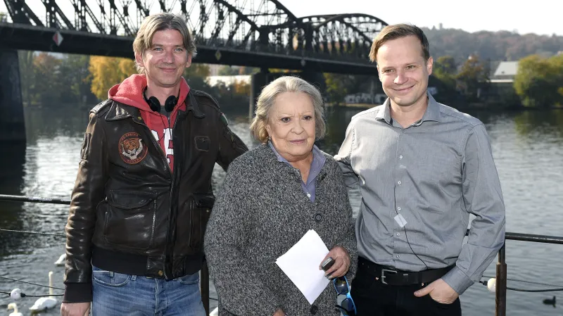 Jiří Strach, Jiřina Bohdalová a Kryšof Hádek při natáčení filmu s pracovním názvem Cvrček