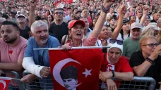 Příznivci opoziční Republikánské lidové strany protestují u příležitosti stého dne zadržení Ekrema Imamoglua