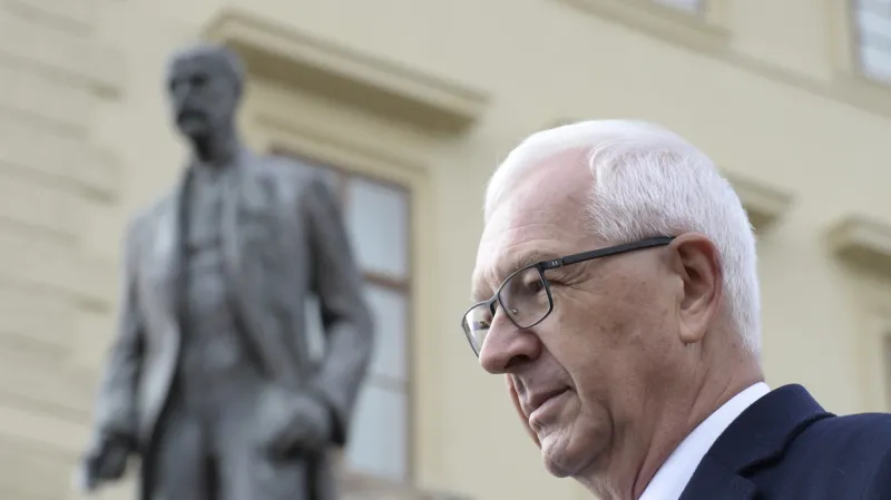 Jiří Drahoš u sochy T. G. Masaryka na Hradčanském náměstí v Praze, kde položil květiny při příležitosti Dne vzniku samostatného Československa (28. 10. 2017)