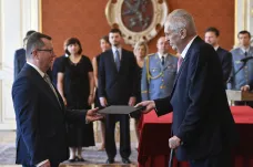 Glosa: Ministr kultury Staněk drží s podporou Hradu. Karty byly odkryty
