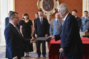 Glosa: Ministr kultury Staněk drží s podporou Hradu. Karty byly odkryty
