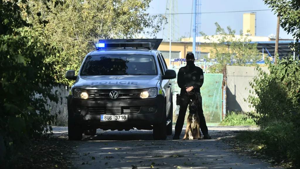 Policejní hlídka u areálu v Bílině, kde došlo k výbuchu (září 2020)