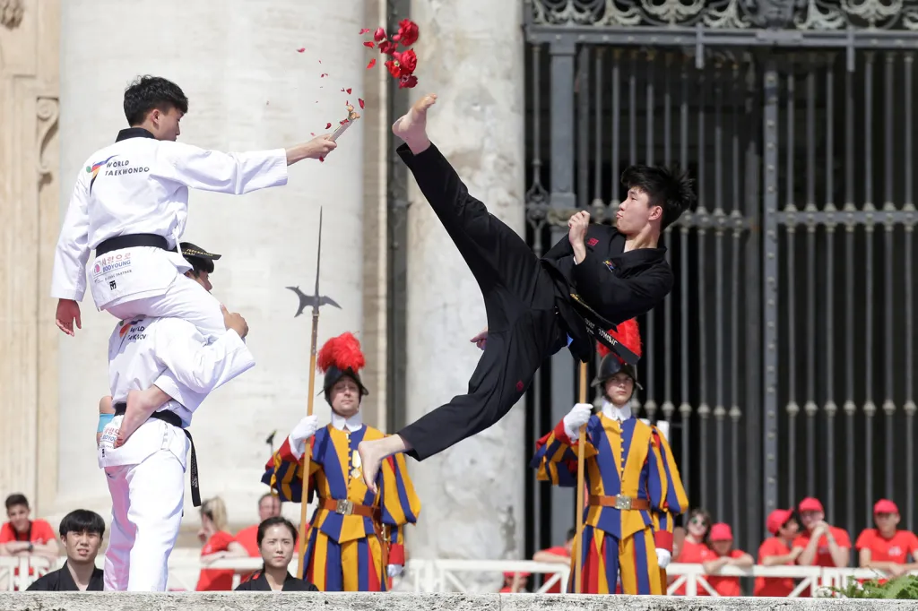 Korejští praktikanti bojového umění taekwondo představují papeži Františkovi své dovednosti během jeho mše na Svatopetrském náměstí ve Vatikánu.