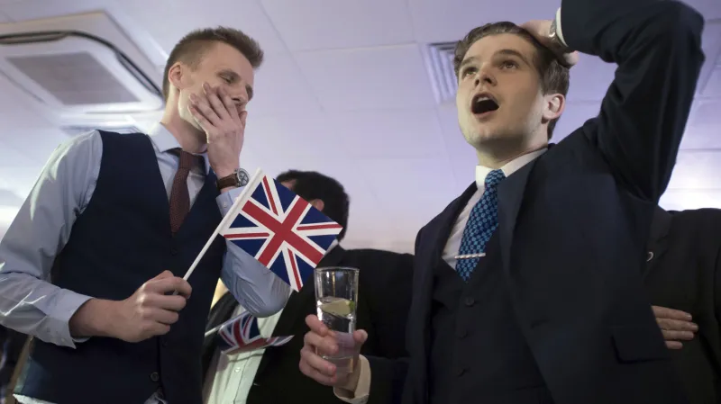 Příznivci brexitu v Londýně sledují výsledky sčítání hlasů