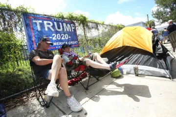 Jako čekání na nový iPhone. Trump oznámí kandidaturu pro rok 2020, jeho příznivci stanují před halou