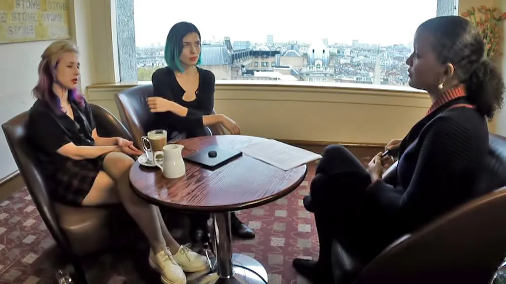 Moderátorka Zuzana Tvarůžková při rozhovoru s členkami Pussy Riot