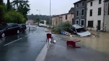 Velká voda ve Francii unášela auta