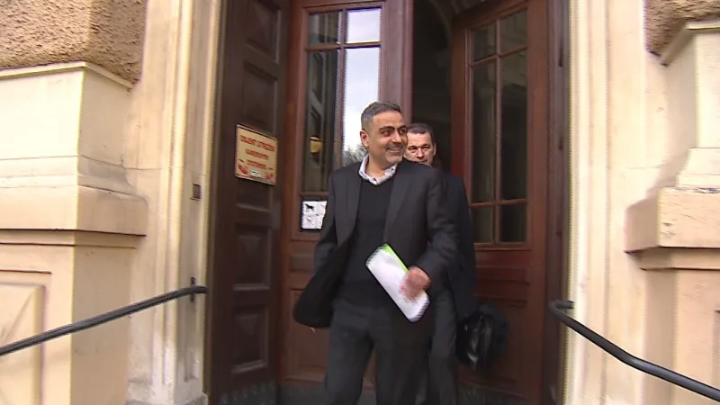 Do soudní síně ho vedli v poutech, od soudu odcházel podnikatel Zadeh s úsměvem na tváři