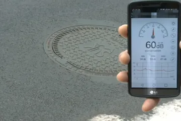 Radnice ve Žďáru reklamuje opravu ulice. Kvůli hlučným kanálům