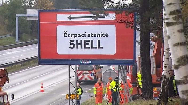 Silničáři odstraňují billboard na D1