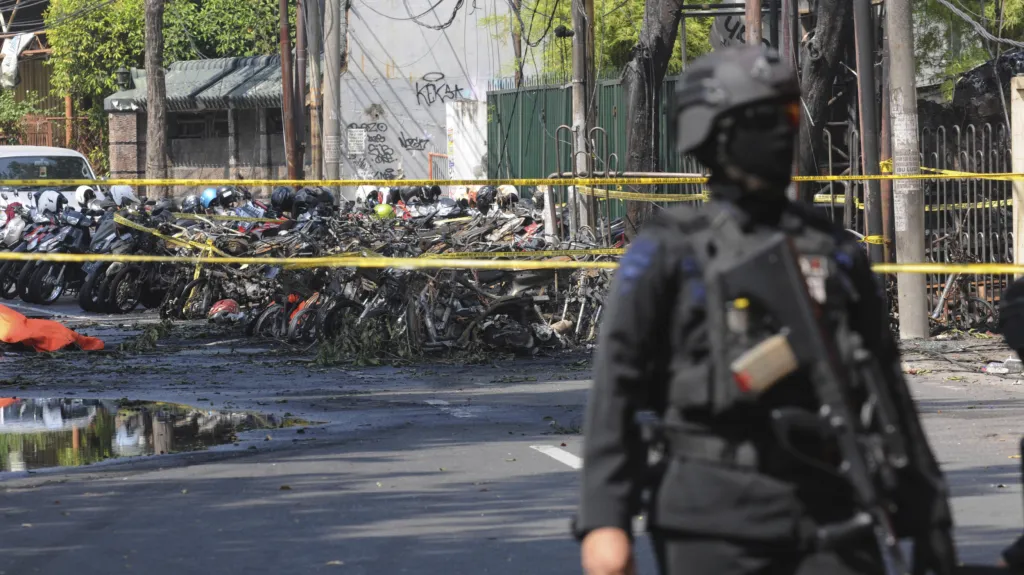 Bombové útoky v kostelech v Indonésii