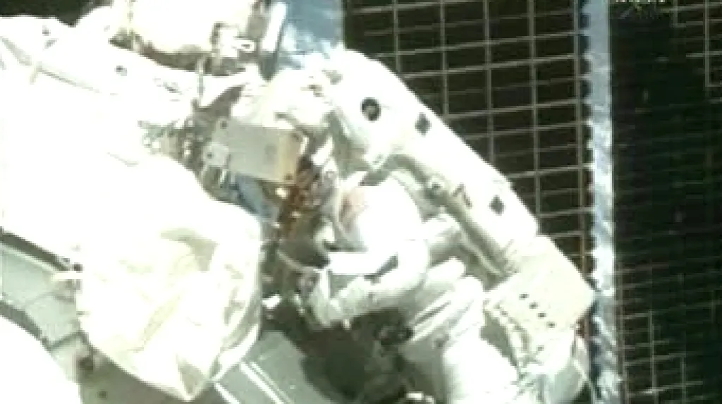 Oprava ISS astronauty Discovery