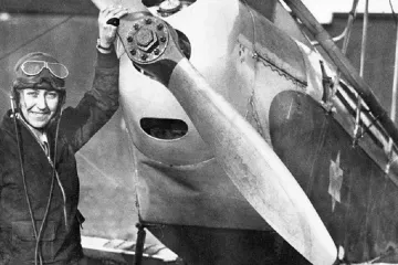 V oblacích proletěla celý svět. Život pilotky Amy Johnsonové skončil před 80 lety ve vodách Temže