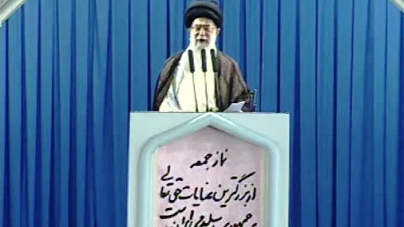 Íránský duchovní vůdce ajatolláh Alí Chameneí při sváteční modlitbě v Teheránu