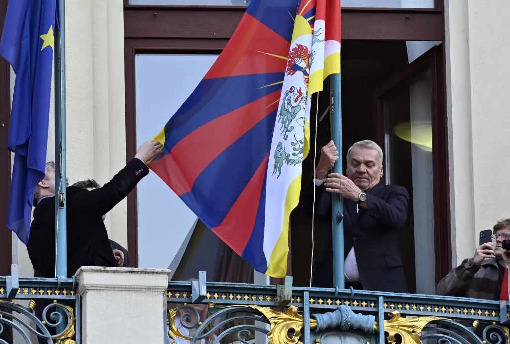Vyvěšení tibetské vlajky na balkoně budovy Nové radnice v Praze