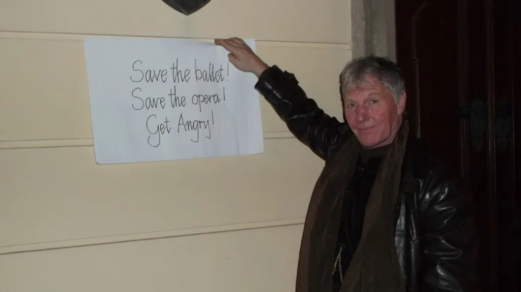 Rozzlobte se, vyzývá učitel angličtiny Albert Vickery