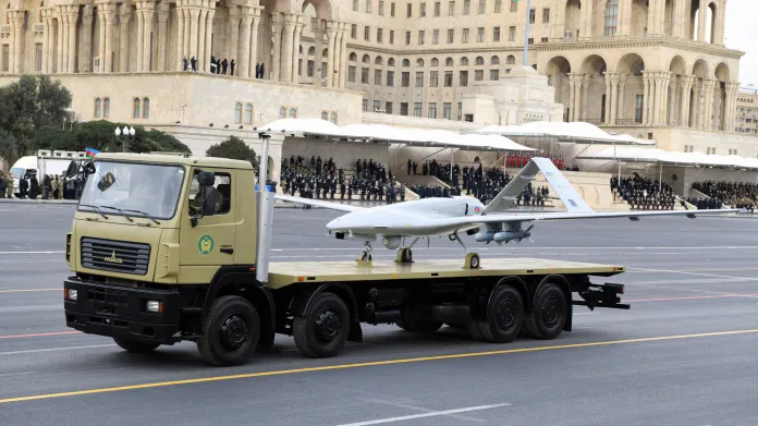 Dron Bayraktar TB2 na vojenské přehlídce v Baku