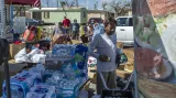 Voda a oblečení pro obyvatele Cayo Maratonu na jihu Floridy