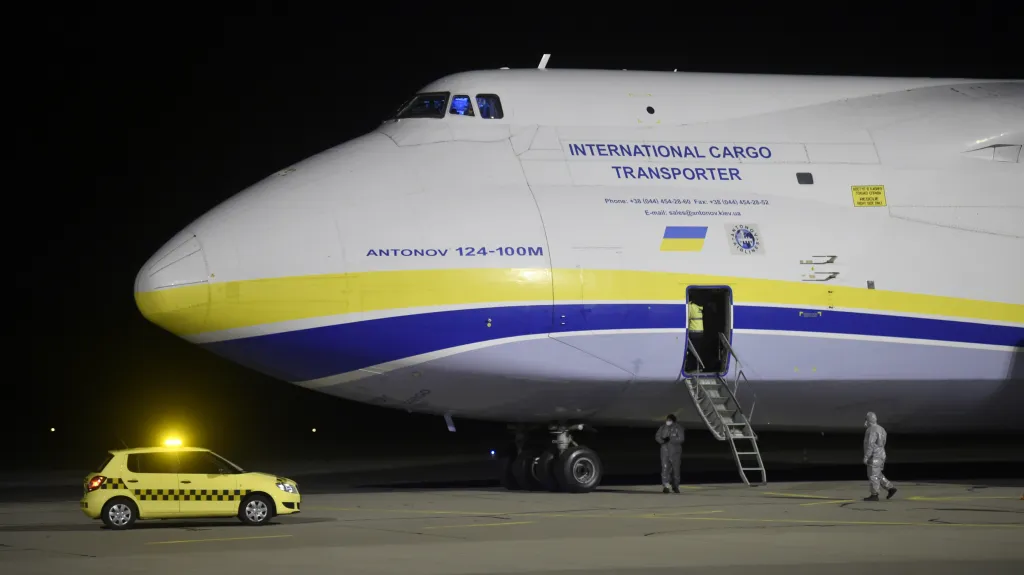 Ukrajinské letadlo Ruslan přivezlo zdravotnický materiál